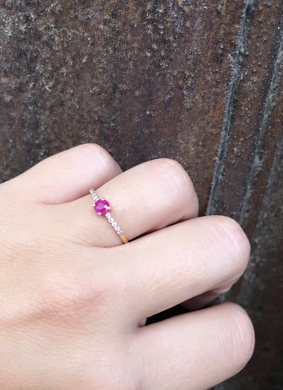 Anillo Oro 18kts con Rubí y Circonitas