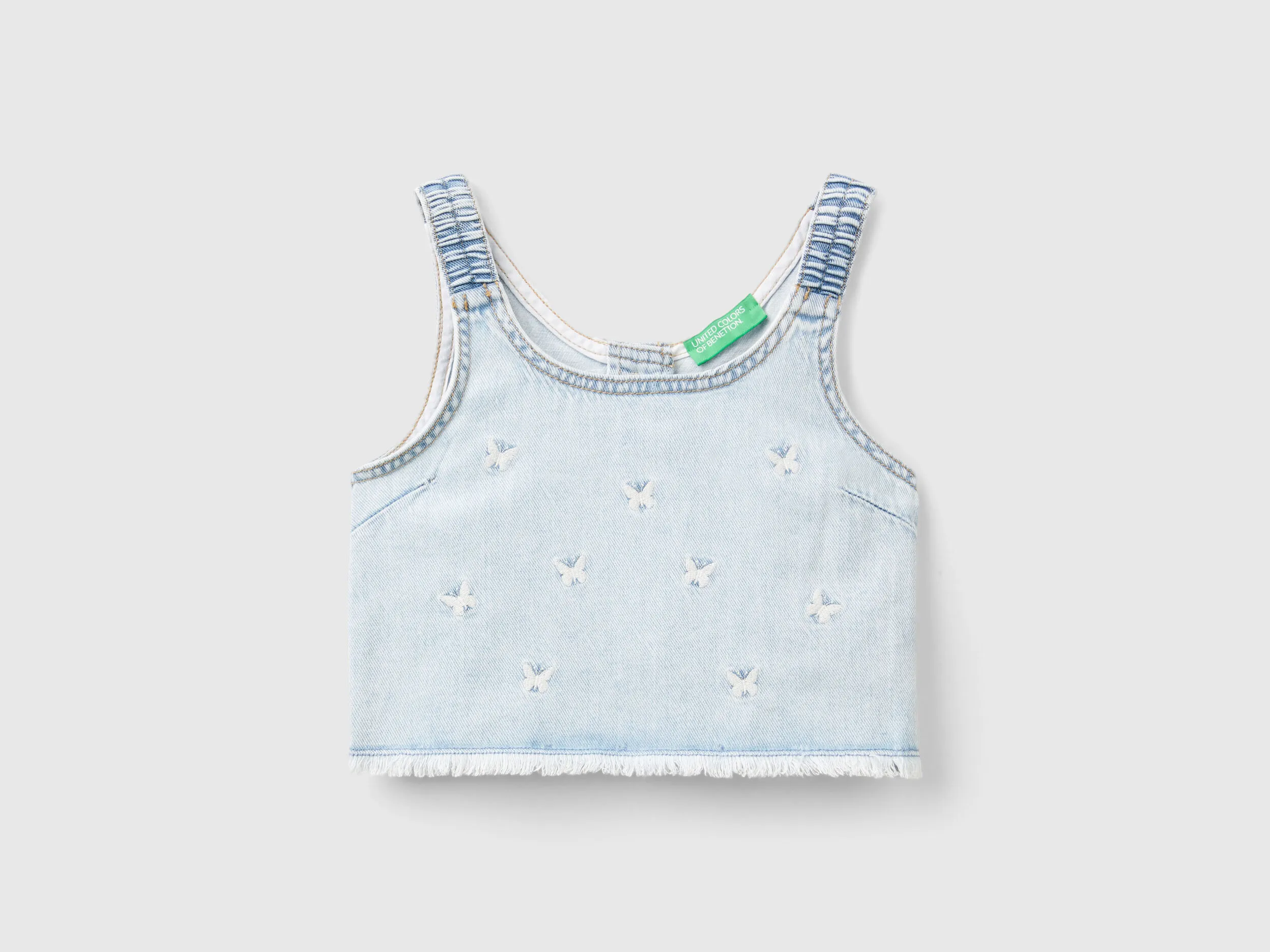 Blusa vaquera con bordados de mariposas