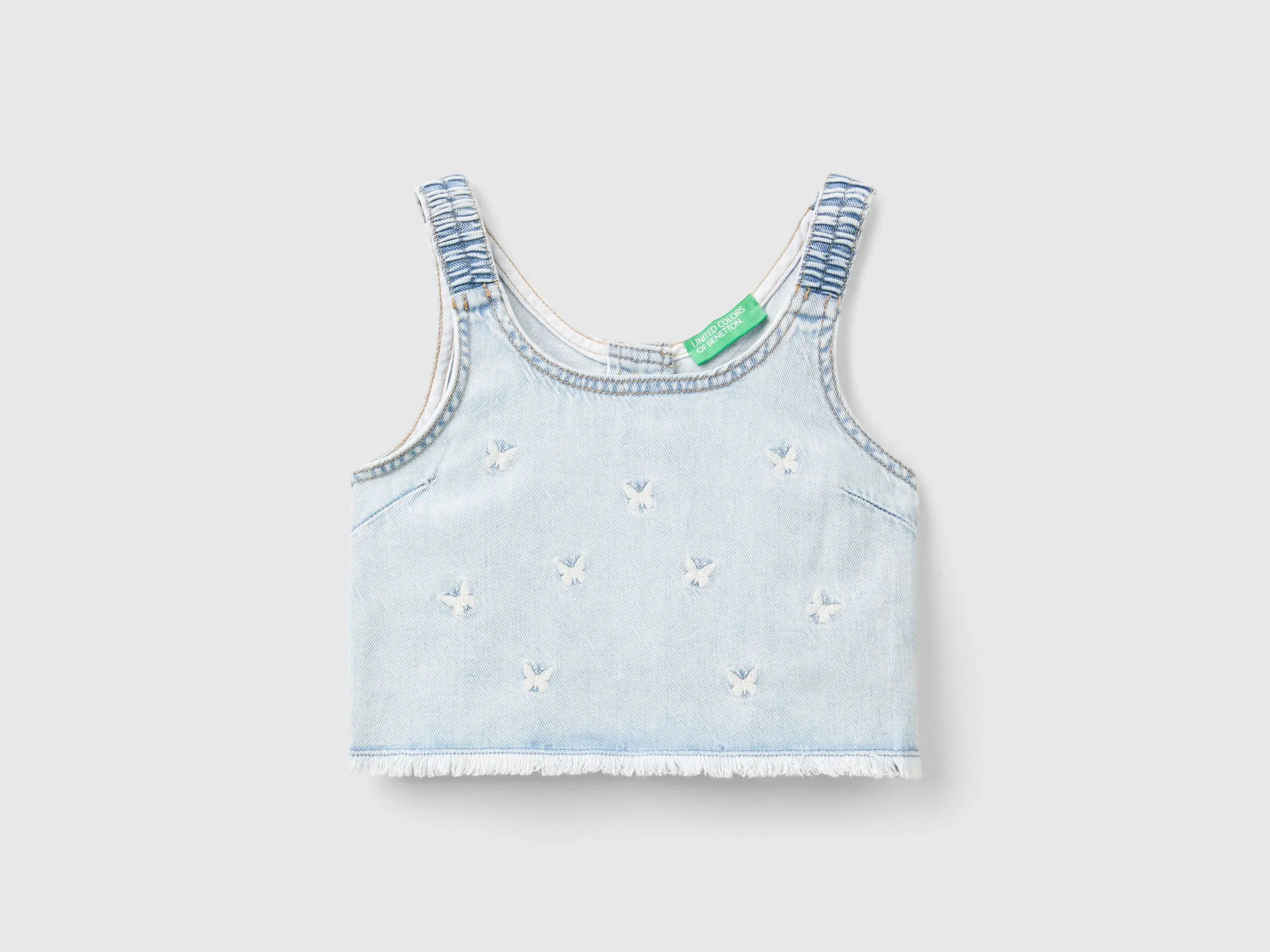 Blusa vaquera con bordados de mariposas