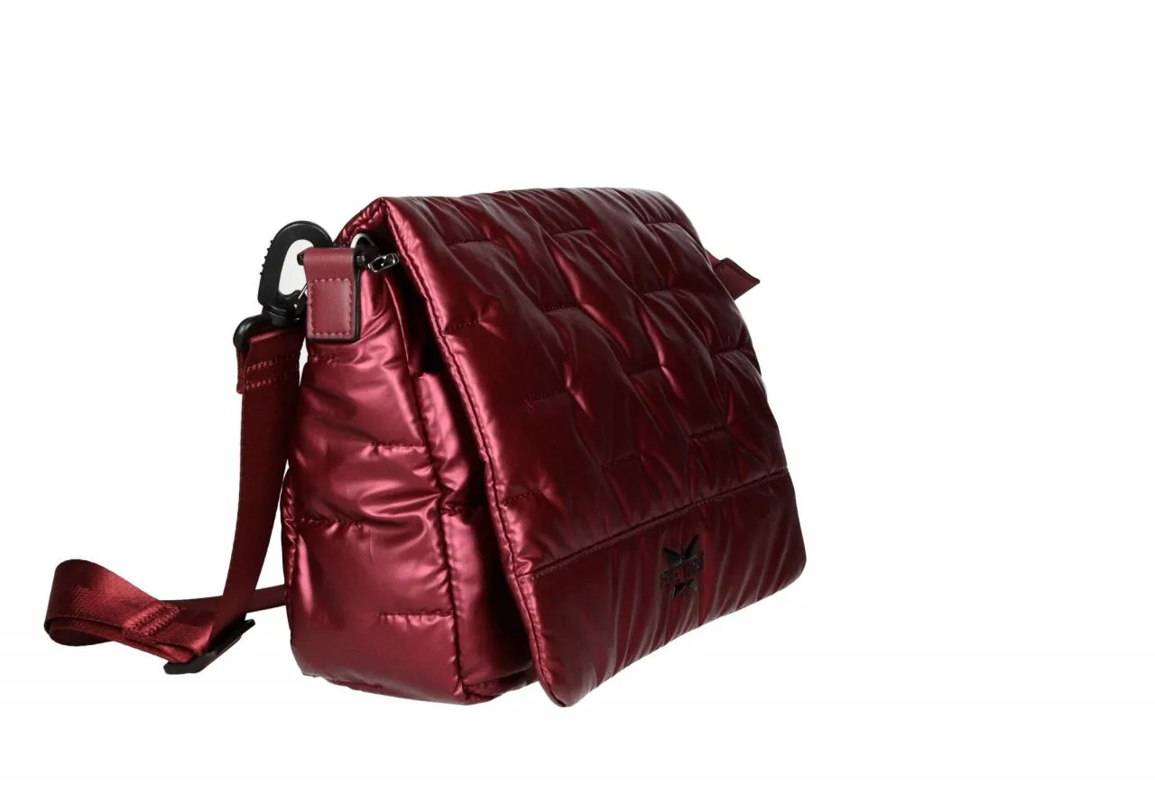 Bolso Nylon Burdeos Enguatado Con Tapa y Cinta Bandolera
