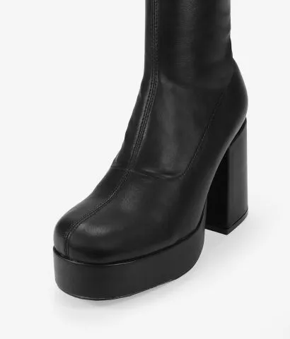 Botas altas beige con tacón