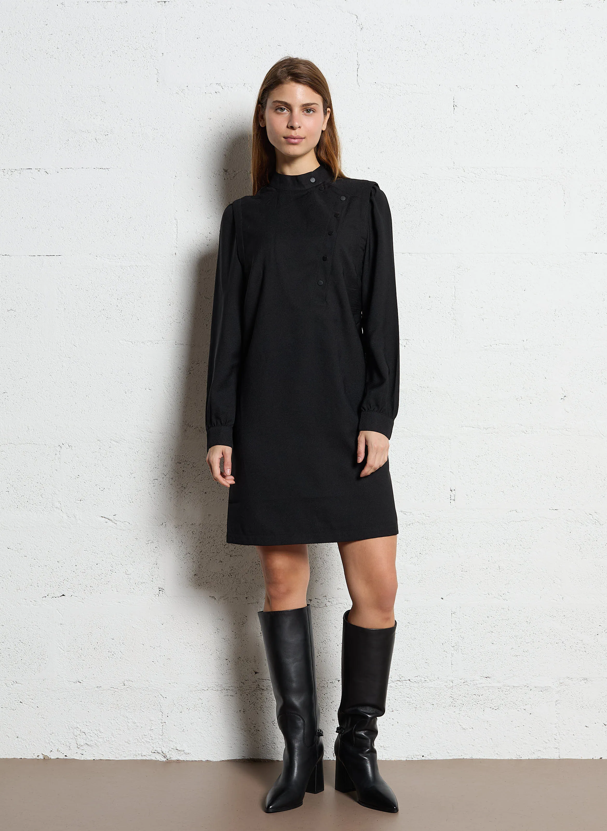 Botas altas de piel con tacón en negro