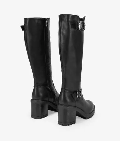 Botas altas marrones con tacón y hebillas