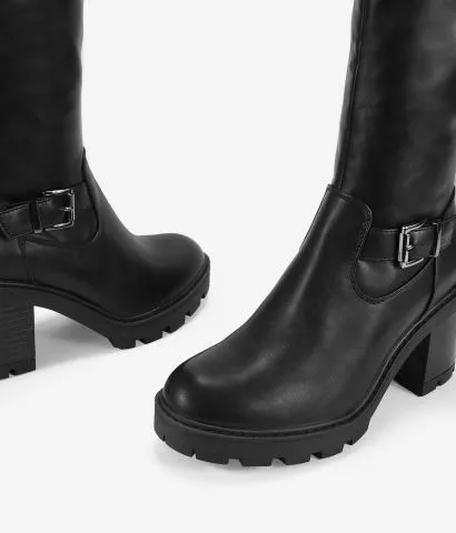 Botas altas marrones con tacón y hebillas