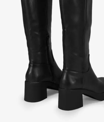 Botas altas negras con punta cuadrada y tacón