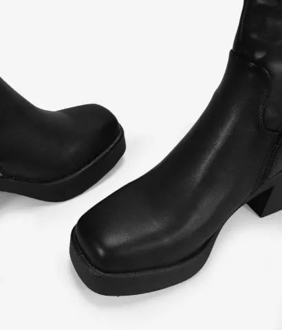 Botas altas negras con punta cuadrada y tacón