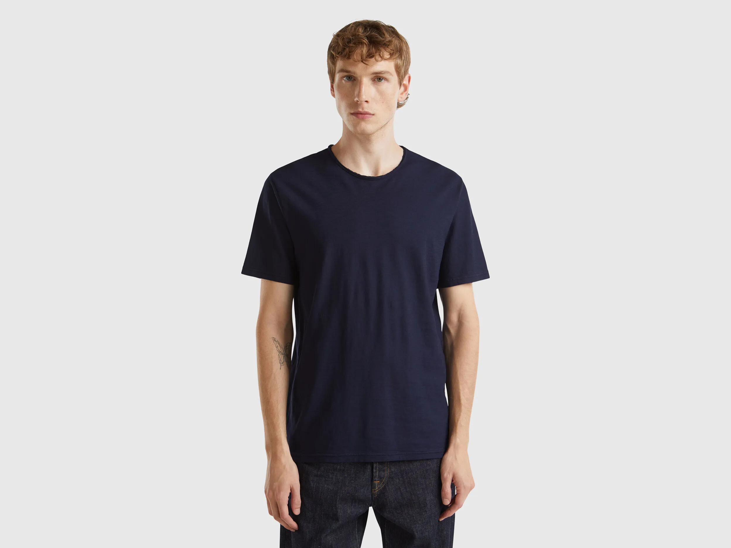Camiseta azul oscuro de algodón flameado