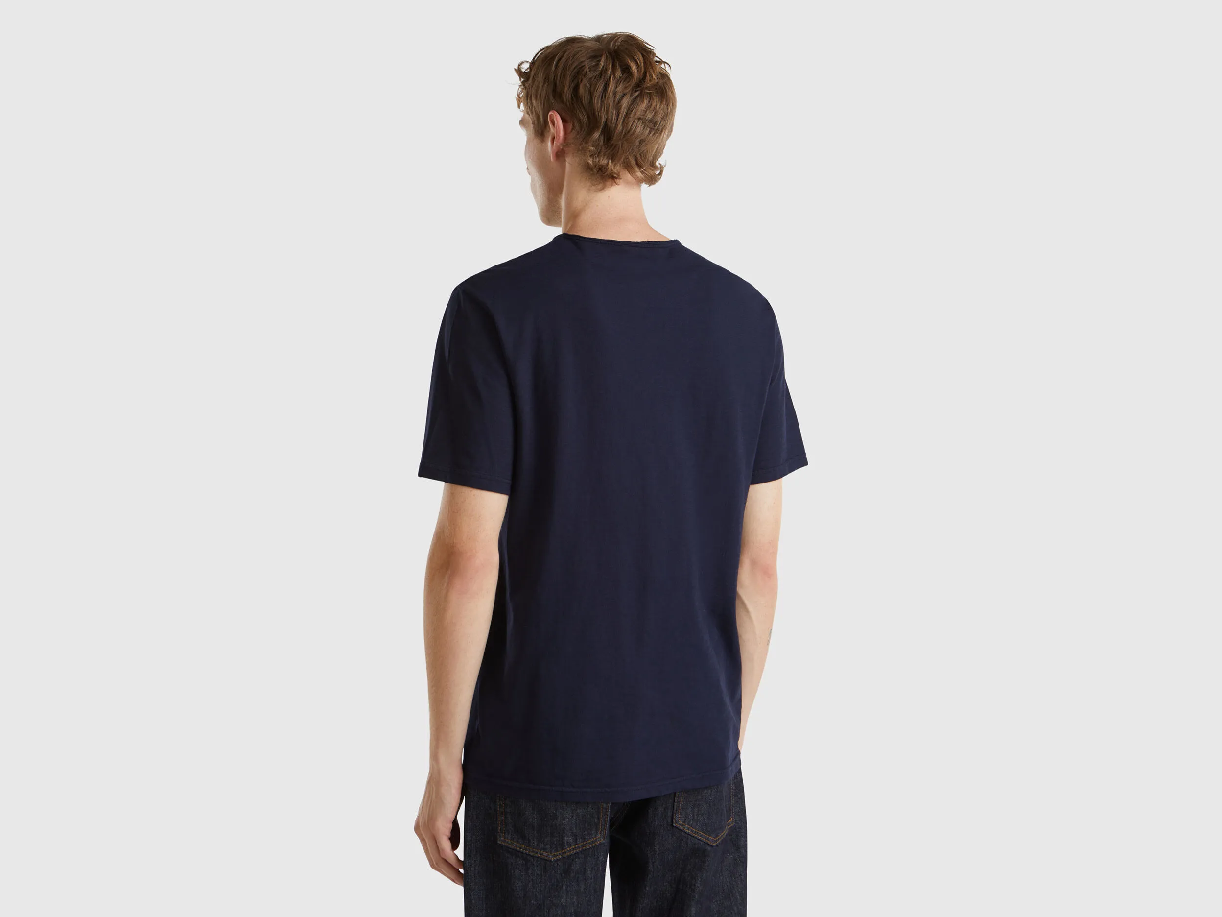 Camiseta azul oscuro de algodón flameado