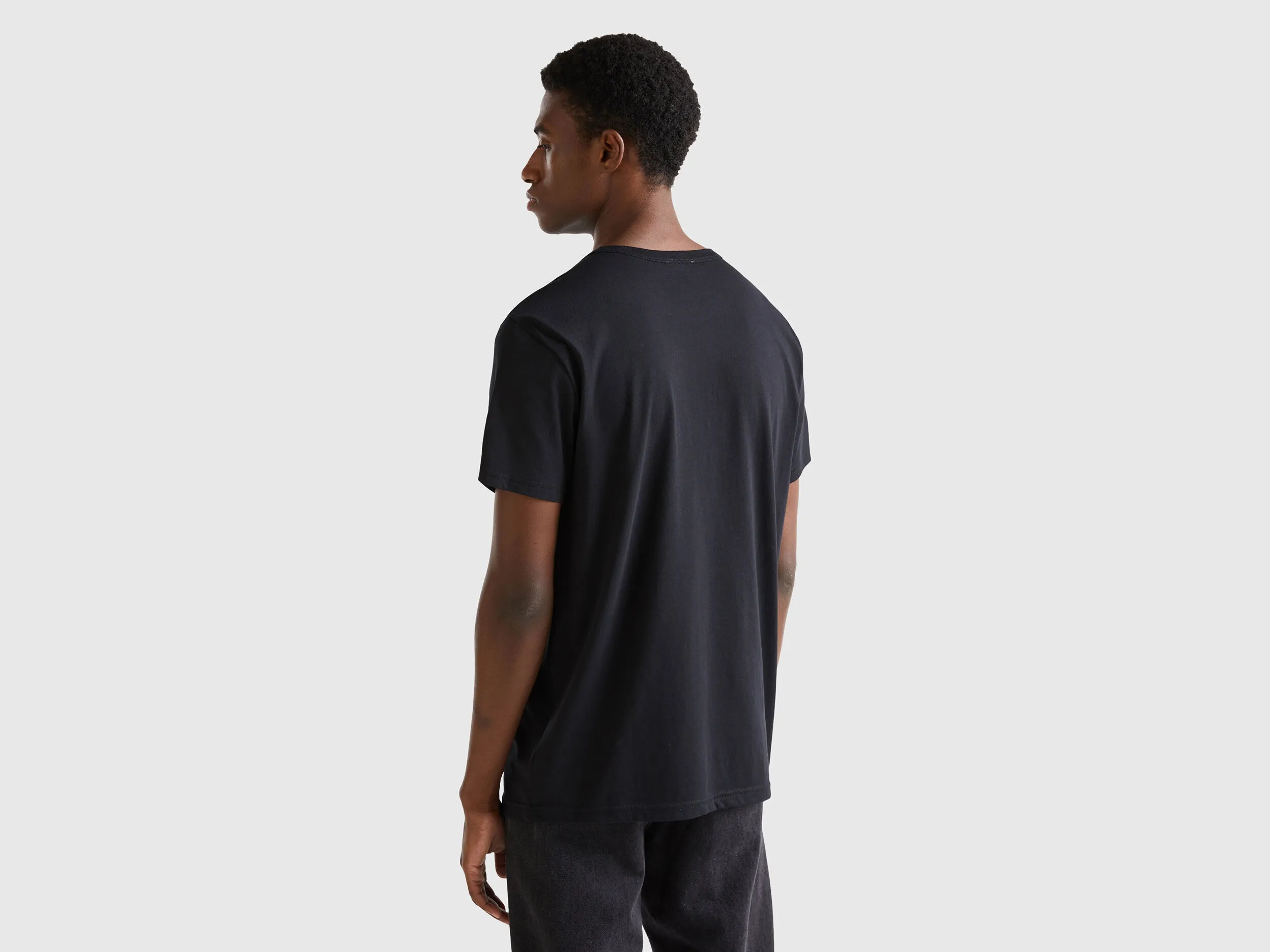 Camiseta negra de algodón orgánico con estampado de logotipo