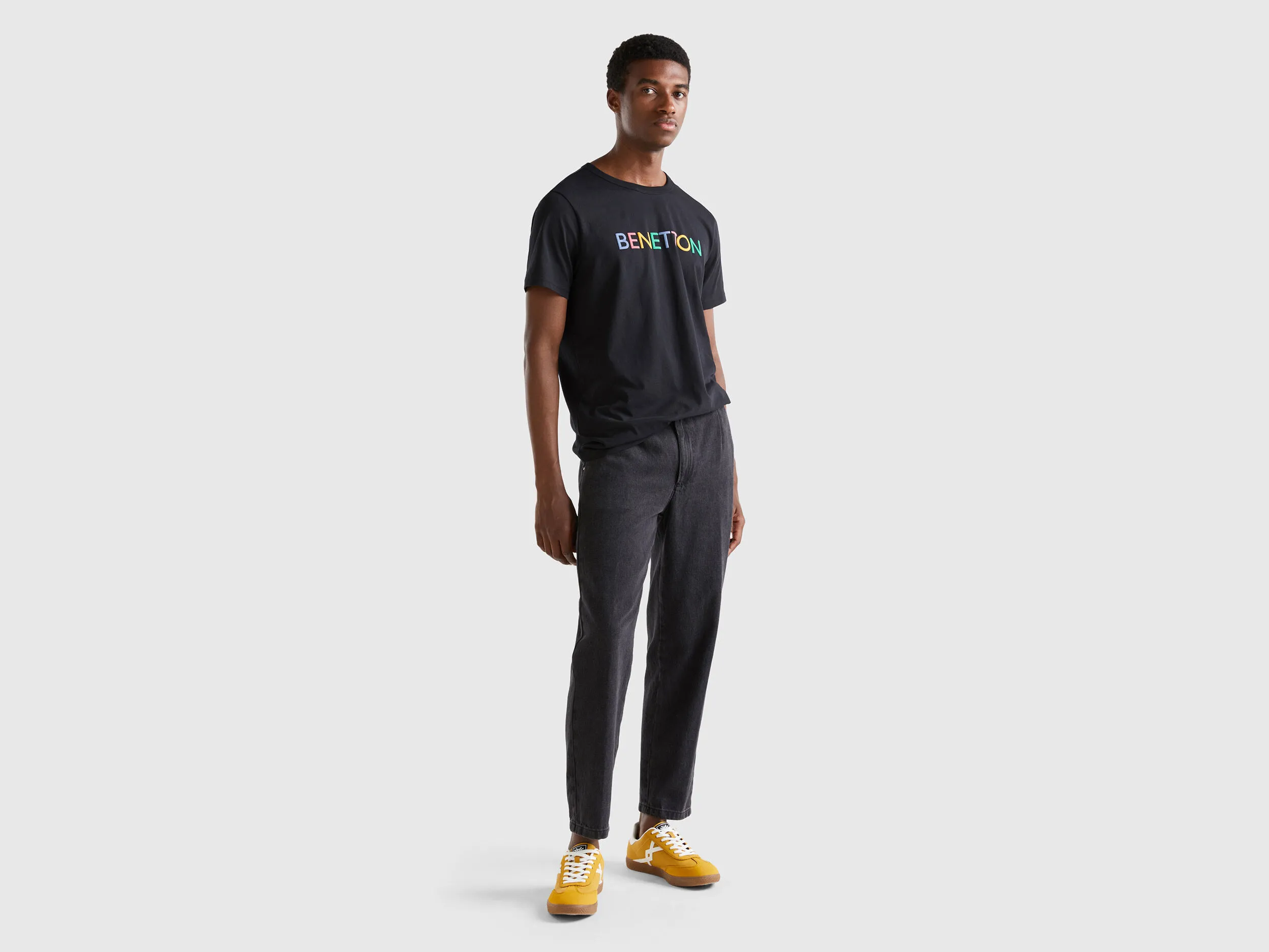 Camiseta negra de algodón orgánico con estampado de logotipo