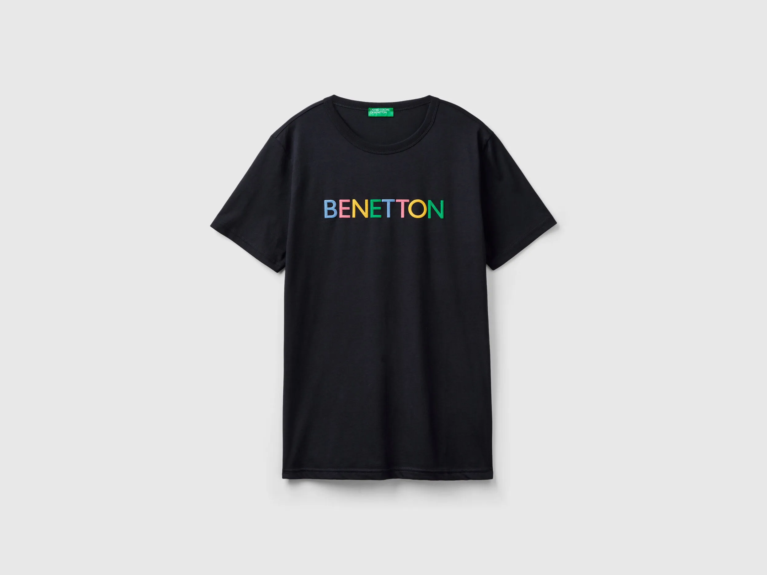 Camiseta negra de algodón orgánico con estampado de logotipo
