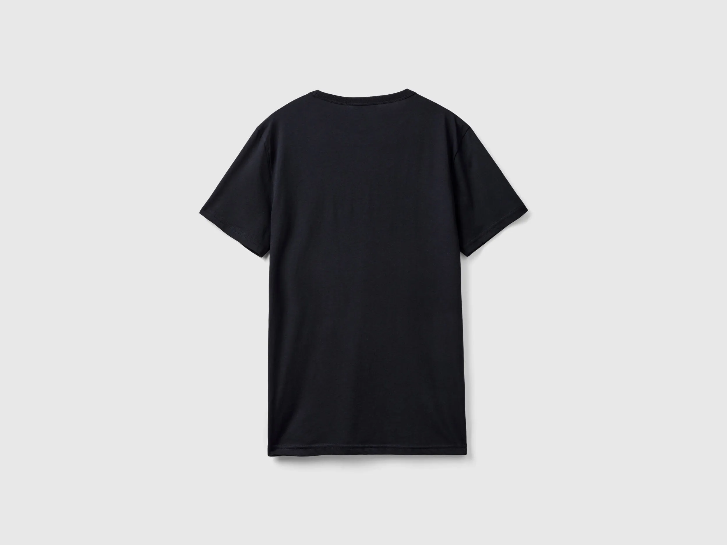Camiseta negra de algodón orgánico con estampado de logotipo