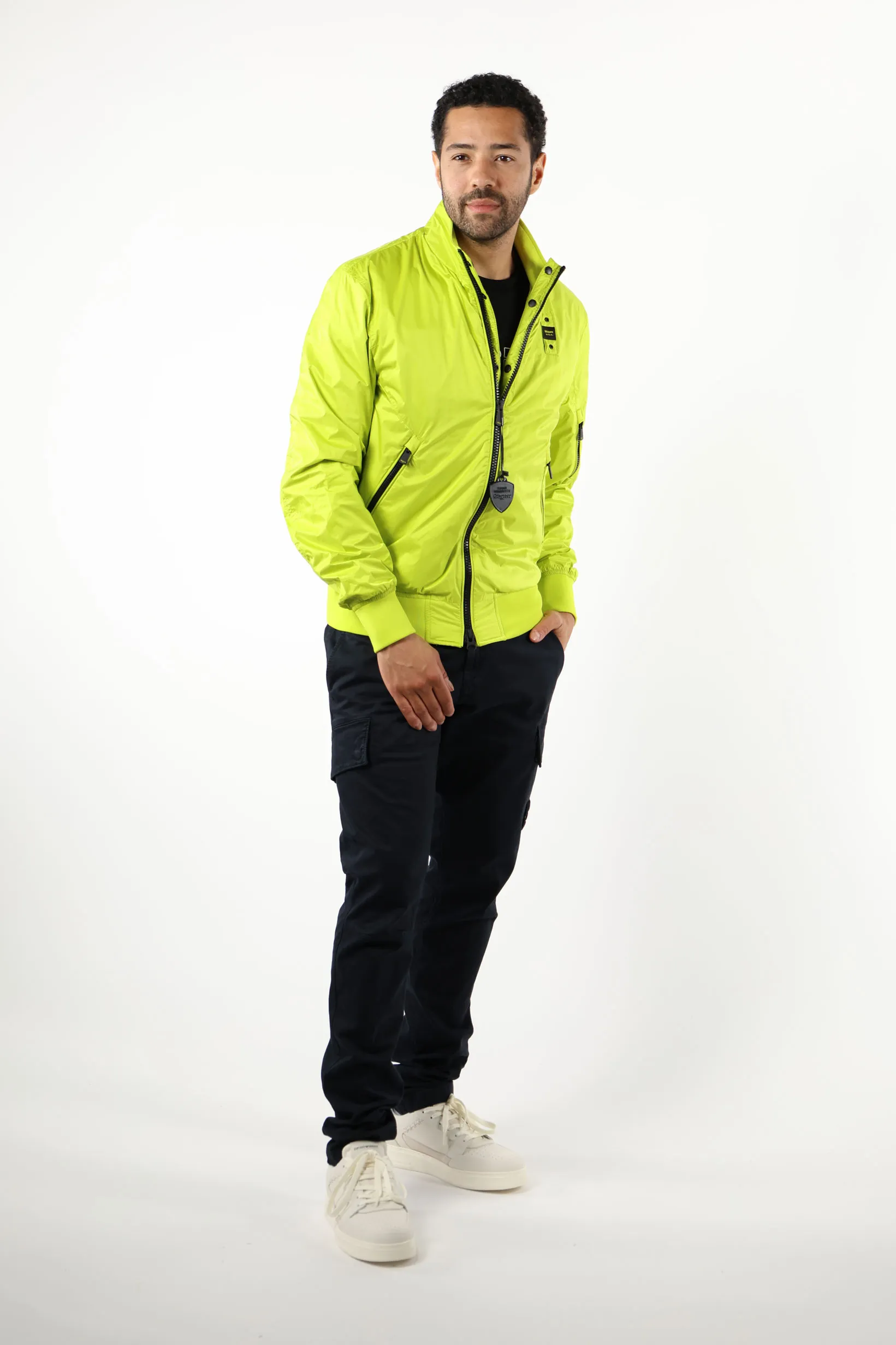 Chaqueta amarilla con cremallera en lateral y logo