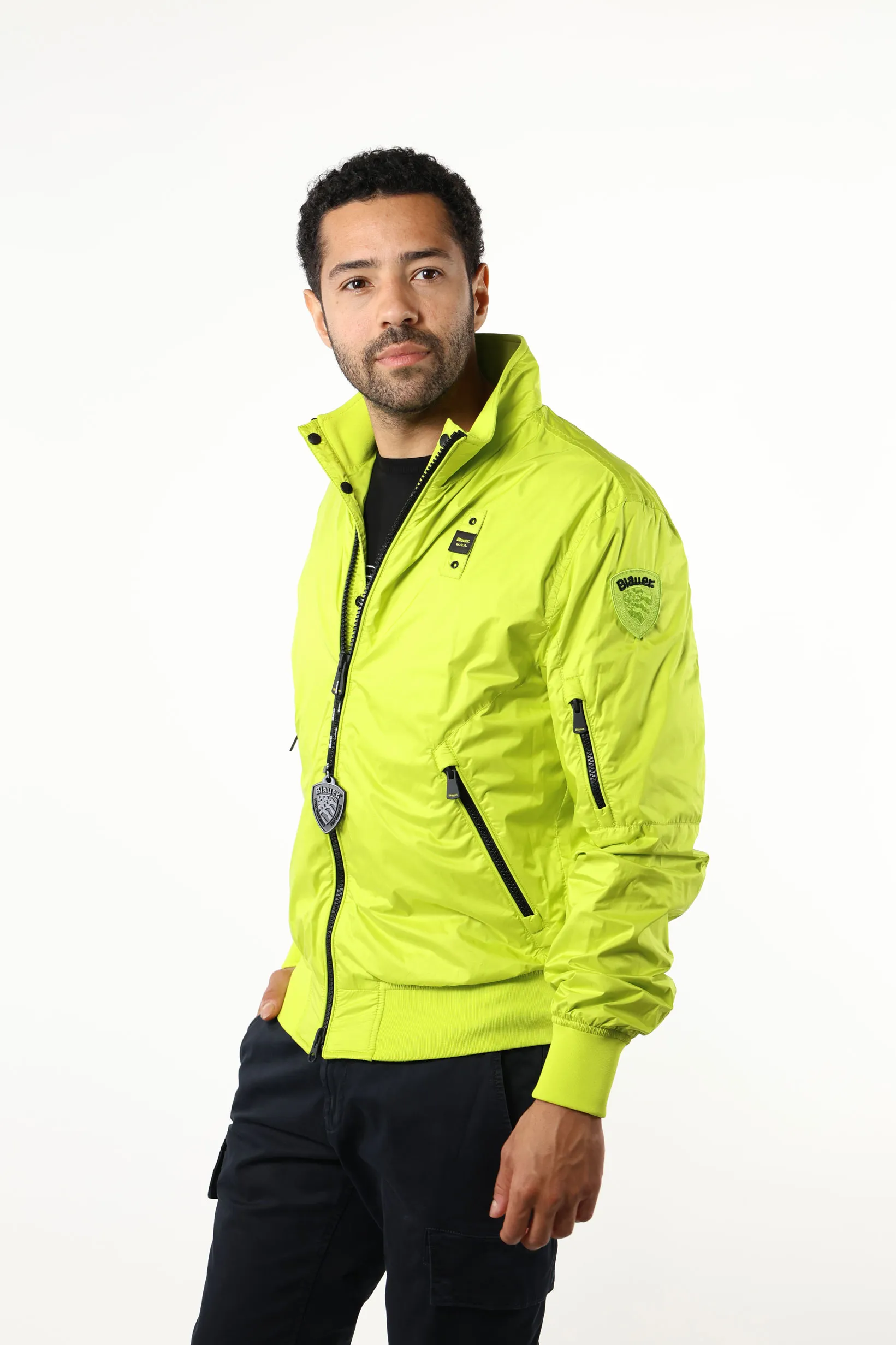 Chaqueta amarilla con cremallera en lateral y logo