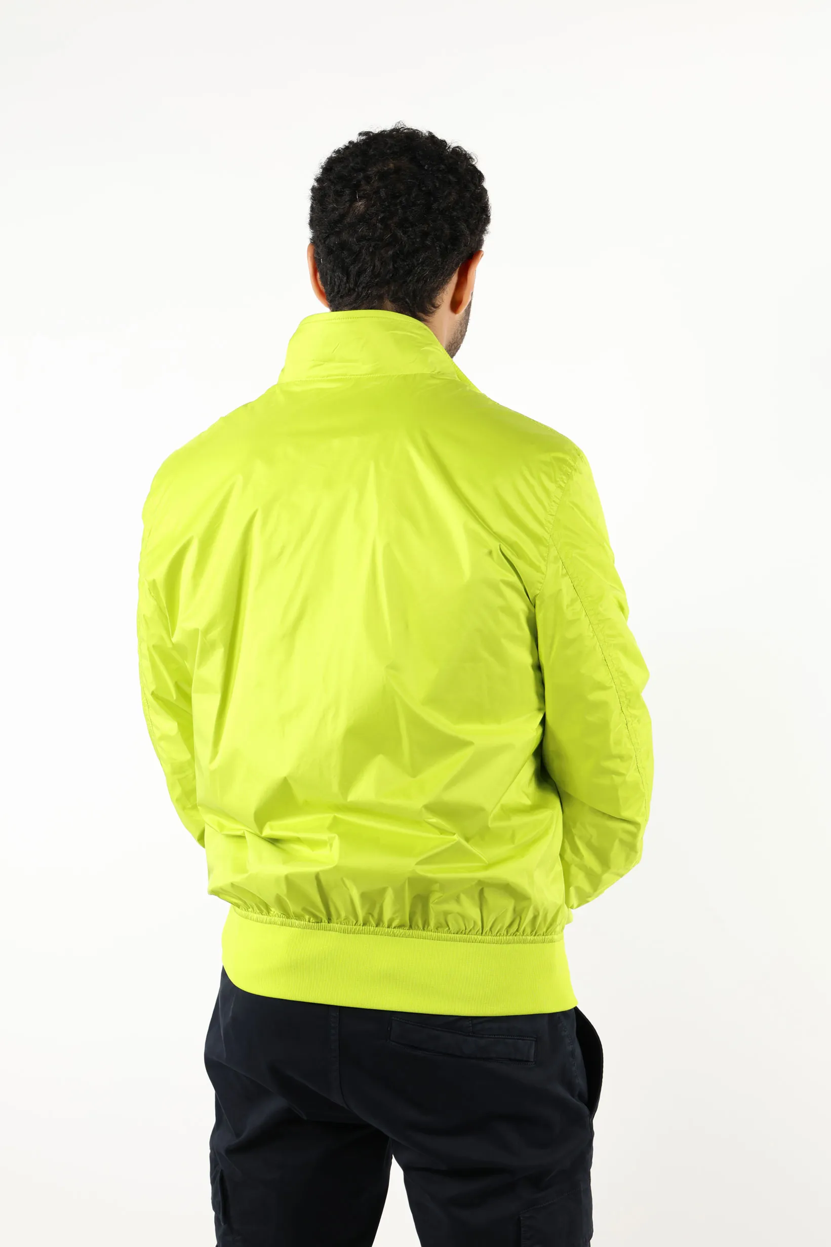 Chaqueta amarilla con cremallera en lateral y logo