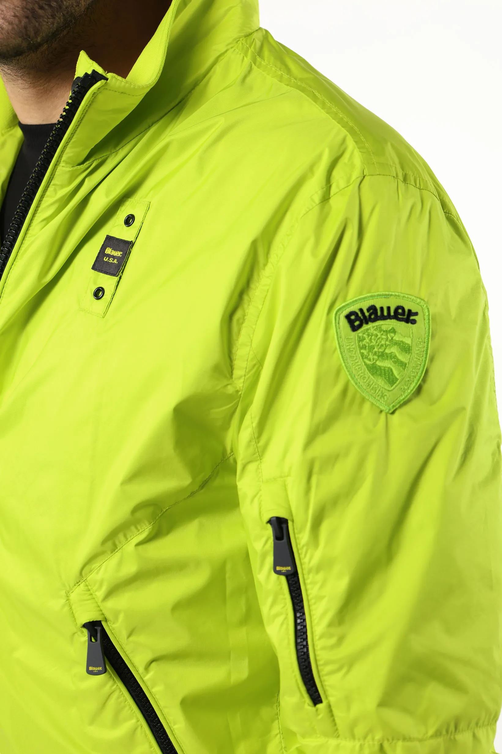 Chaqueta amarilla con cremallera en lateral y logo
