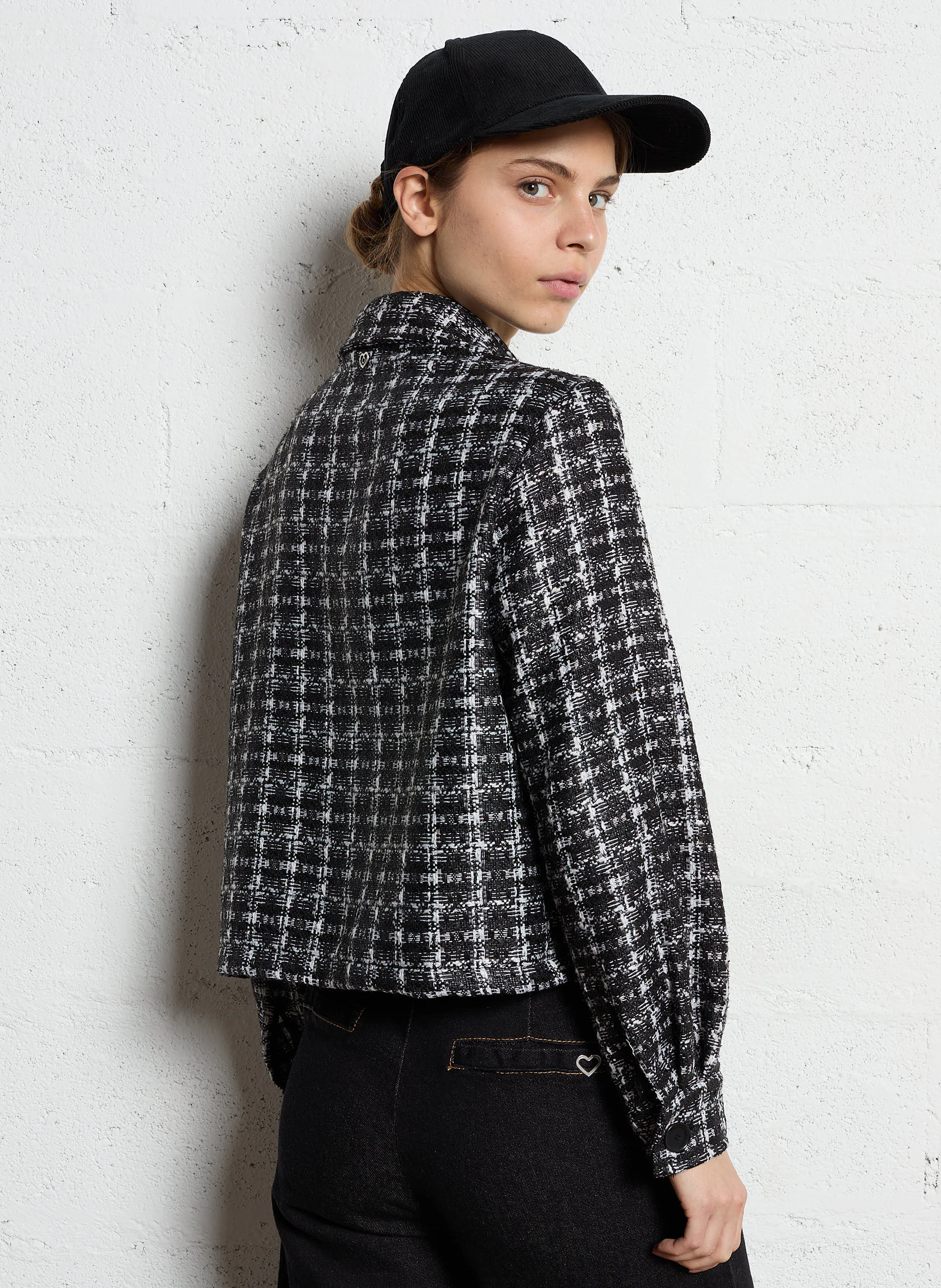 Chaqueta corta de cuadros con cuello clásico en blanco