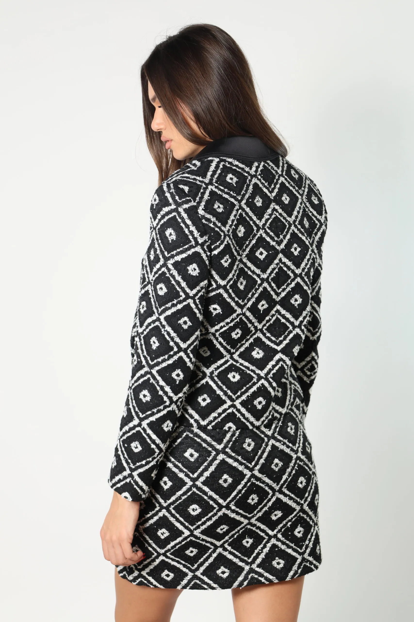 Chaqueta negra y blanca geométrica 