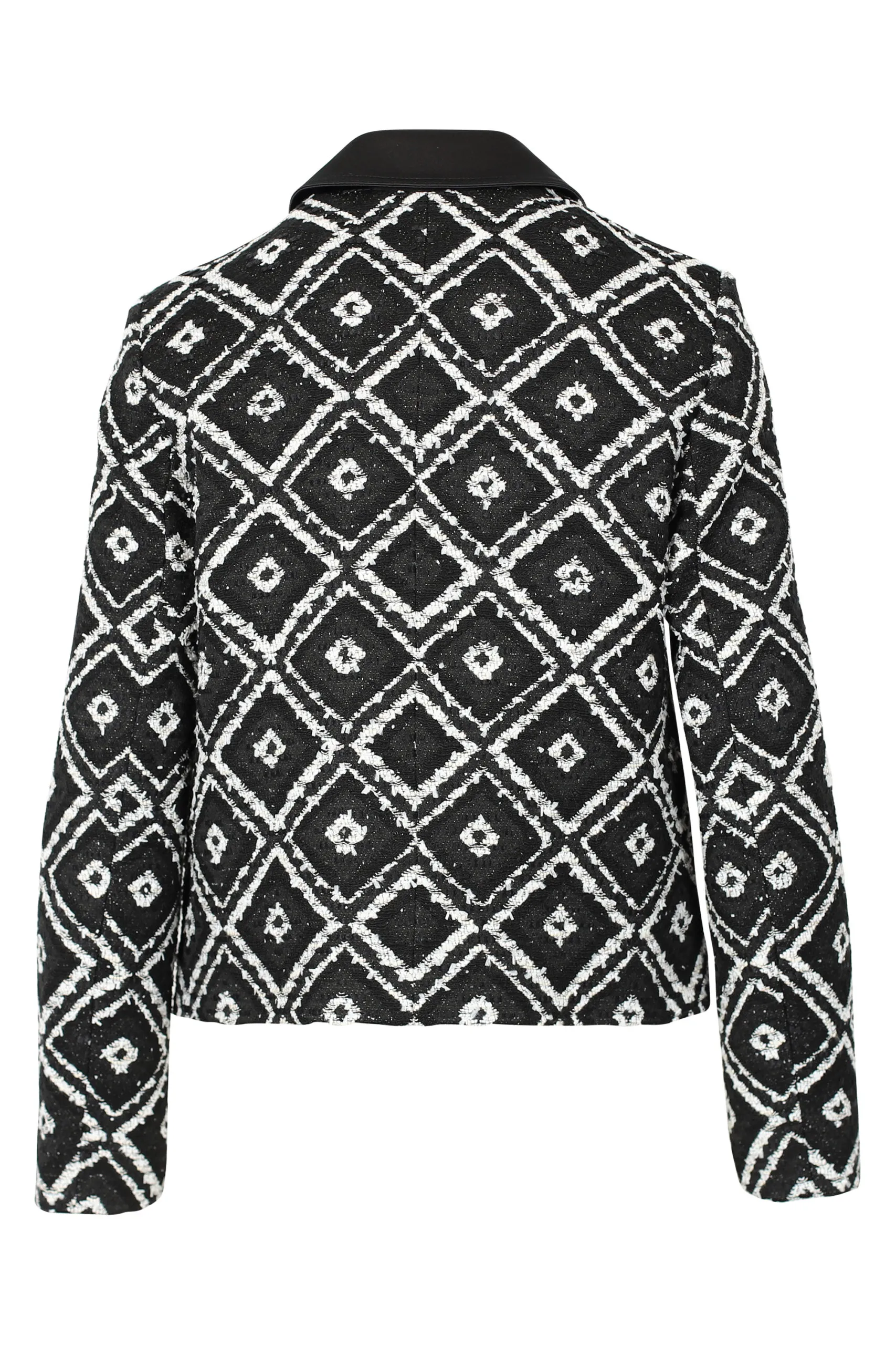 Chaqueta negra y blanca geométrica 