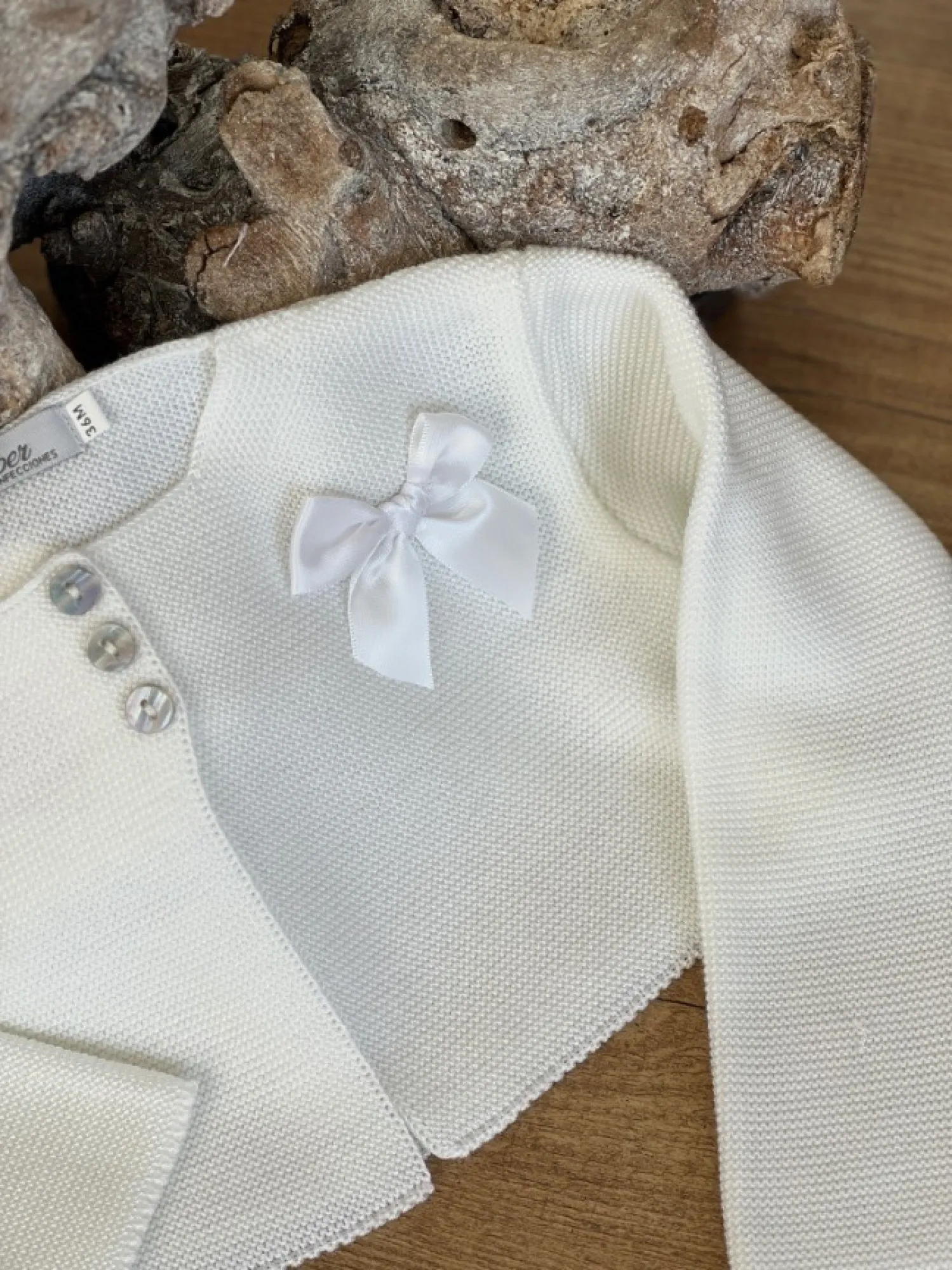 Chaqueta para niña de hilo fino, tres colores con lazo al tono.