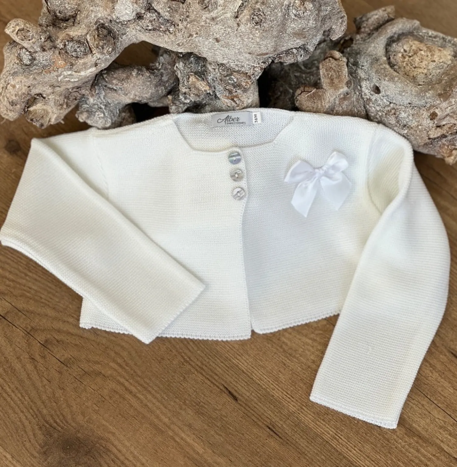 Chaqueta para niña de hilo fino, tres colores con lazo al tono.