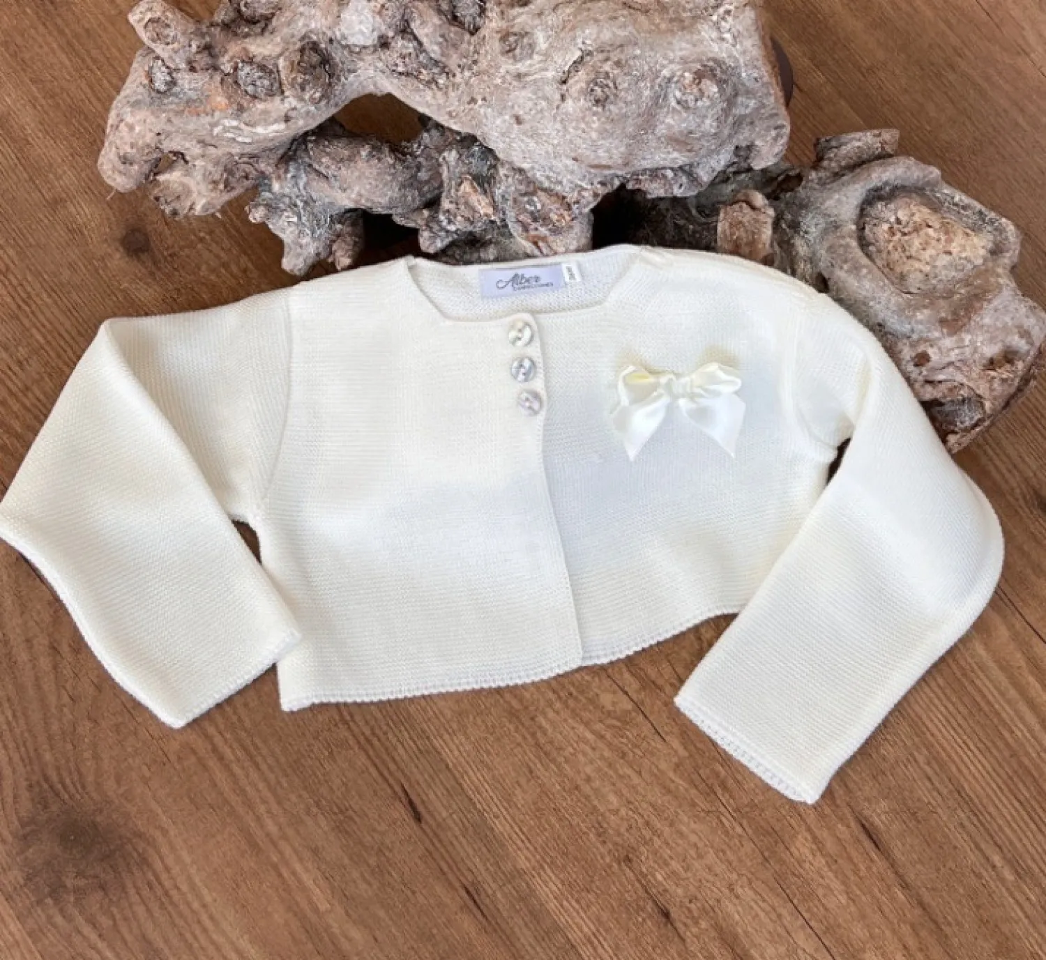 Chaqueta para niña de hilo fino, tres colores con lazo al tono.