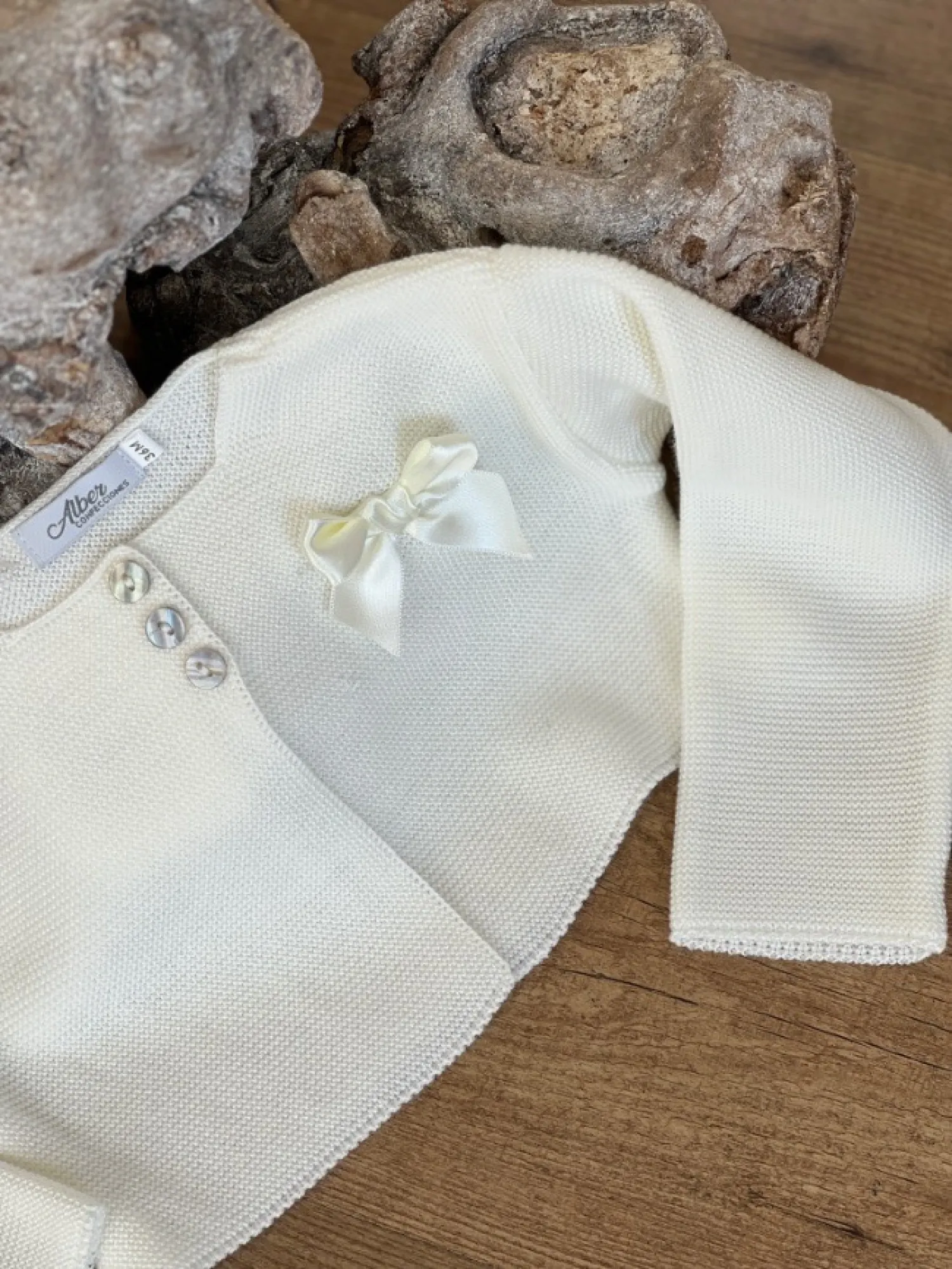 Chaqueta para niña de hilo fino, tres colores con lazo al tono.