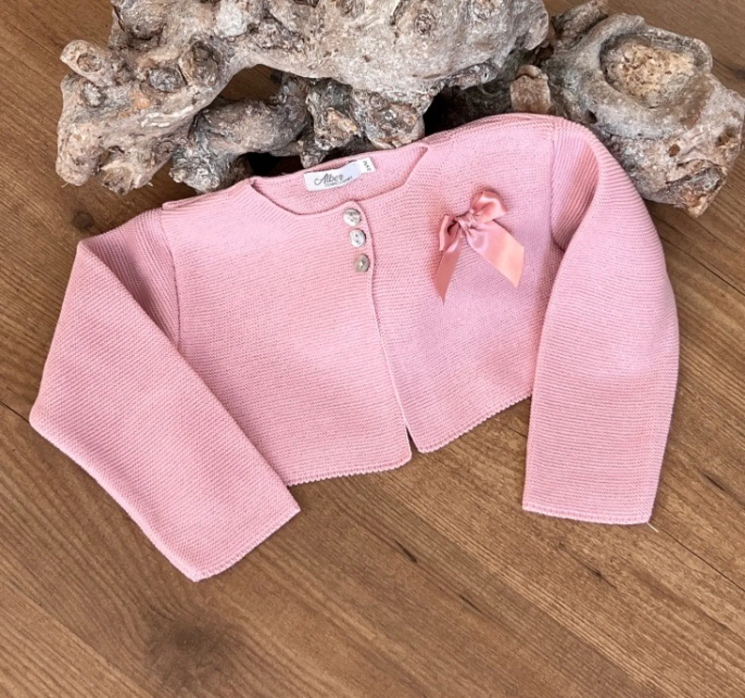Chaqueta para niña de hilo fino, tres colores con lazo al tono.
