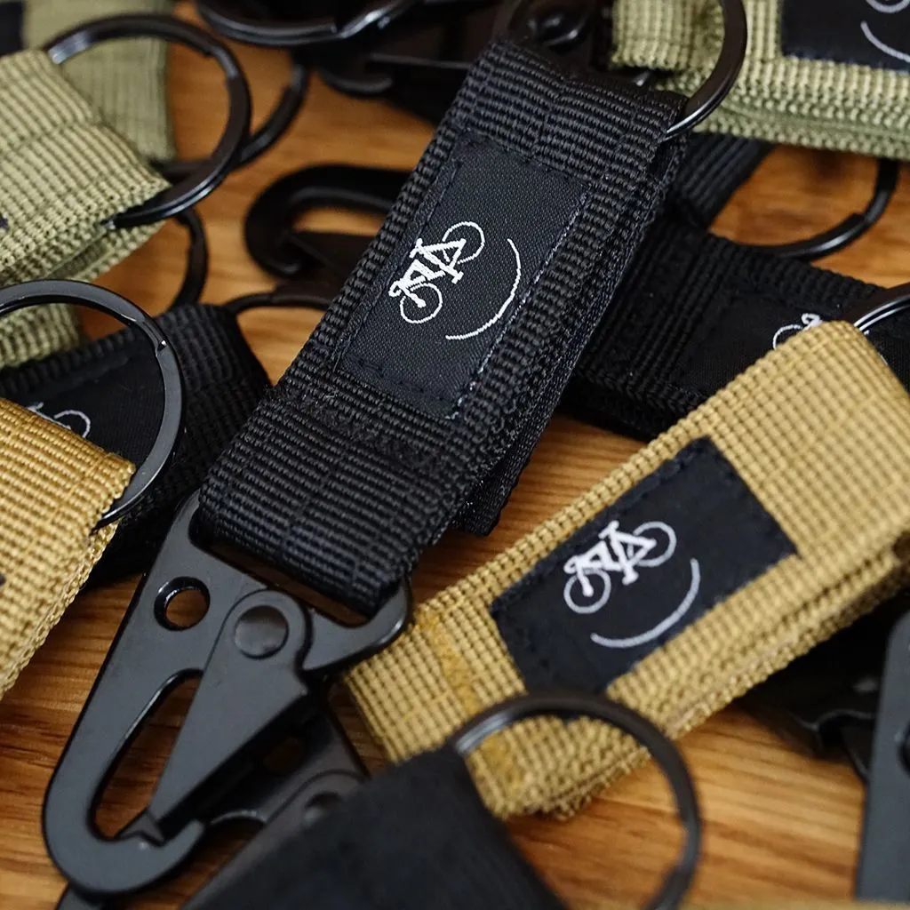 Chela Clo – Llavero con Gancho y velcro para cinturón khaki