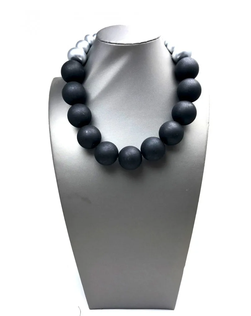 COLLARES CORTOS NEGROS MATE, PARA TU OUTFIT A LA MODA
