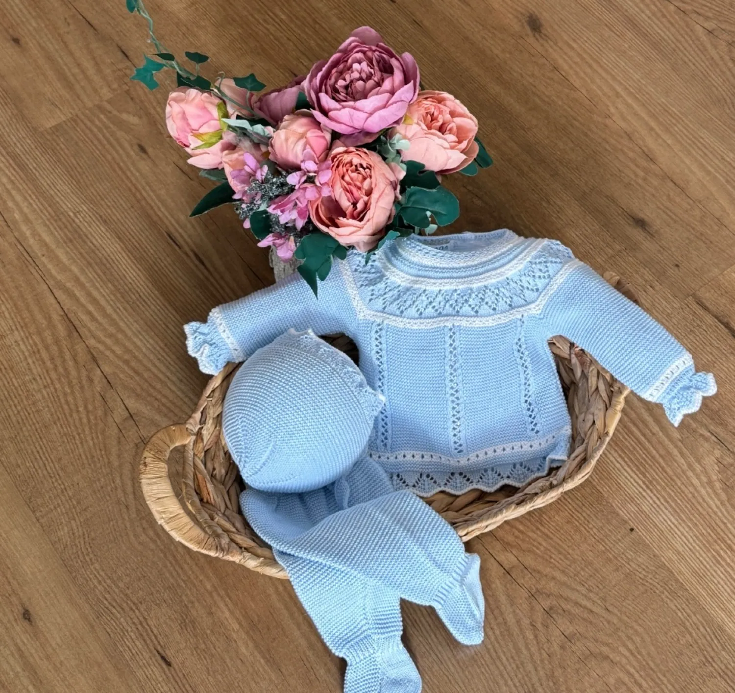 Conjunto en punto de verano tres piezas azul bebé con blanco