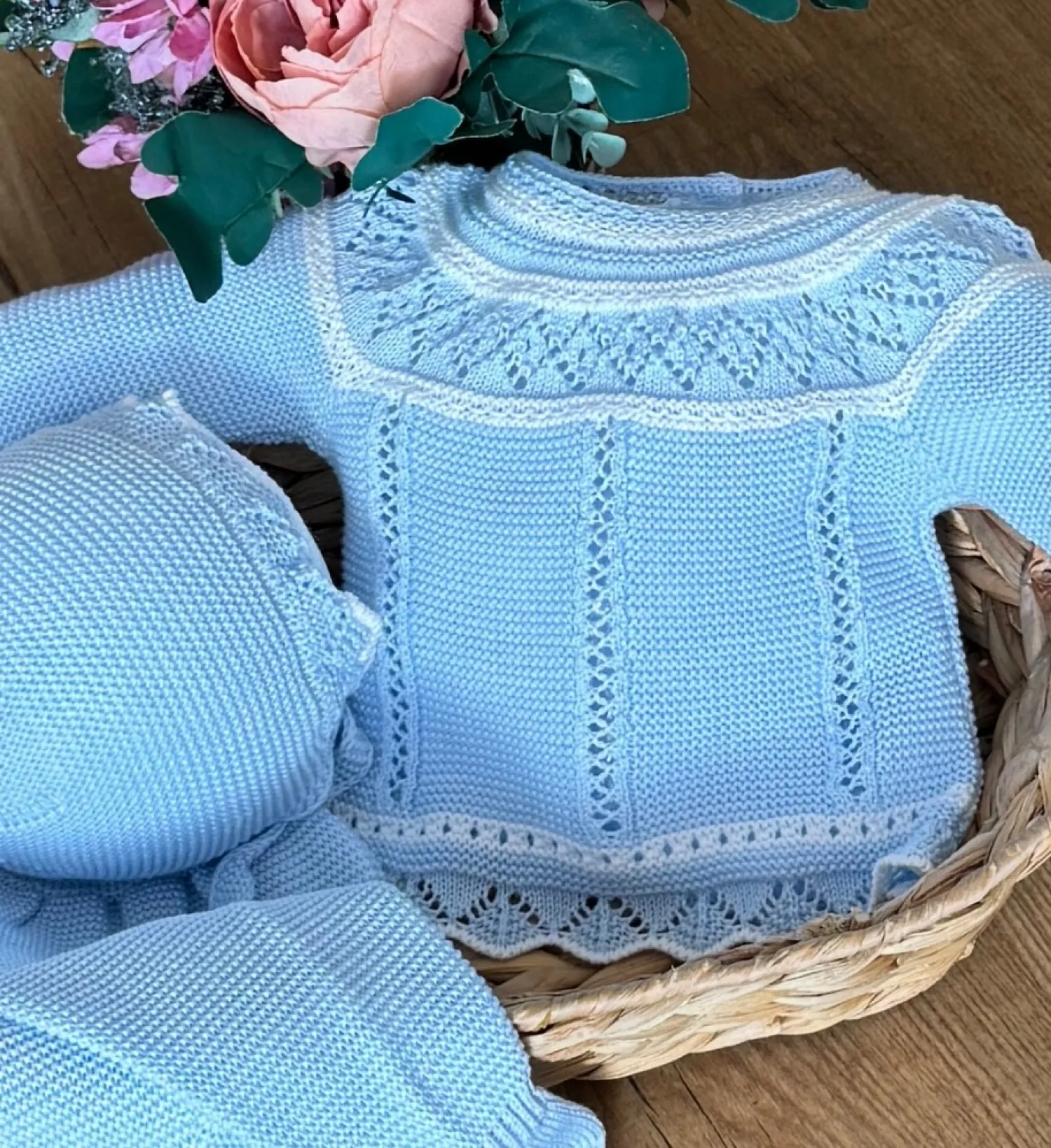 Conjunto en punto de verano tres piezas azul bebé con blanco