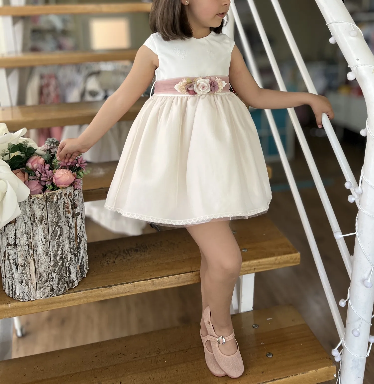 Embroidered tulle dress for arras or ceremony.