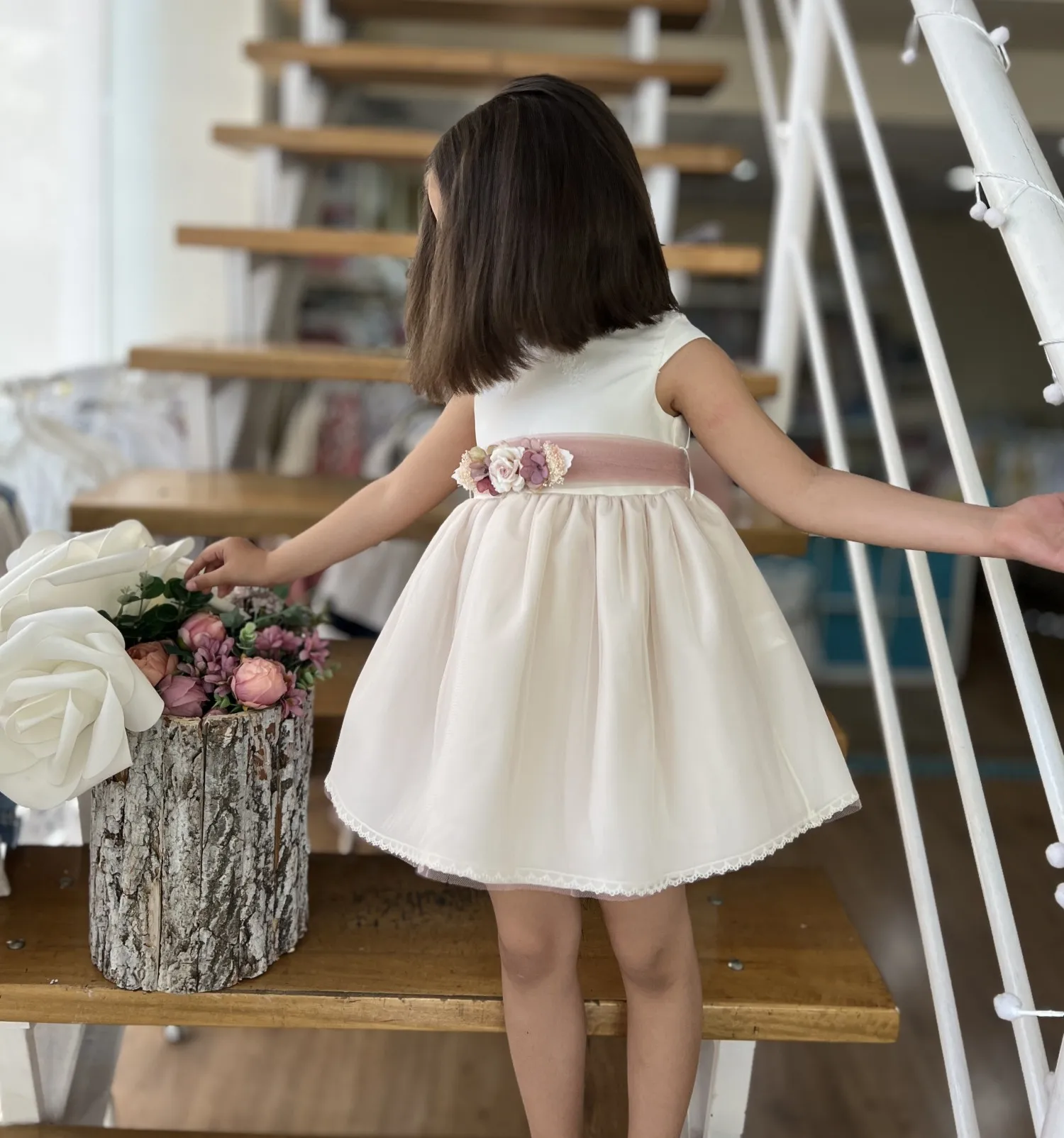 Embroidered tulle dress for arras or ceremony.