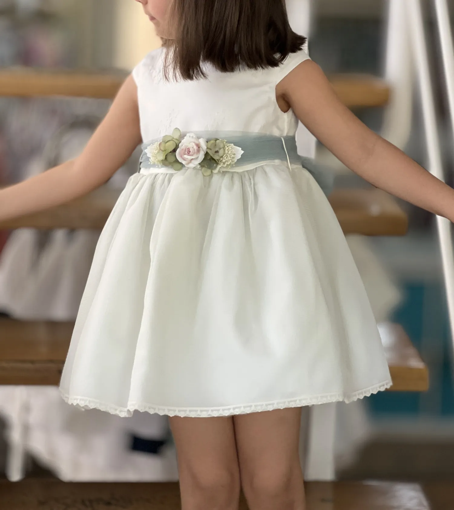 Embroidered tulle dress for arras or ceremony.