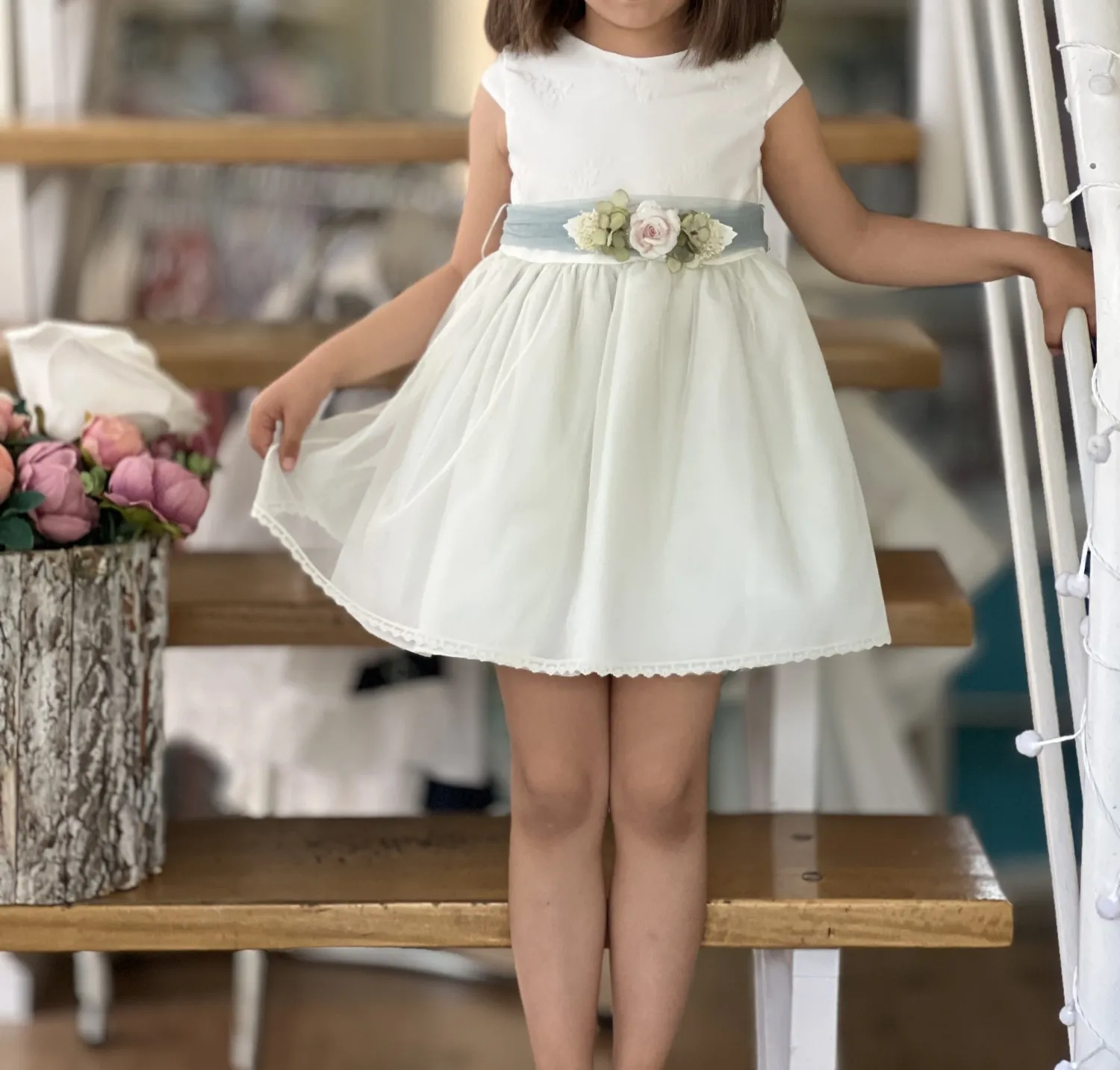 Embroidered tulle dress for arras or ceremony.