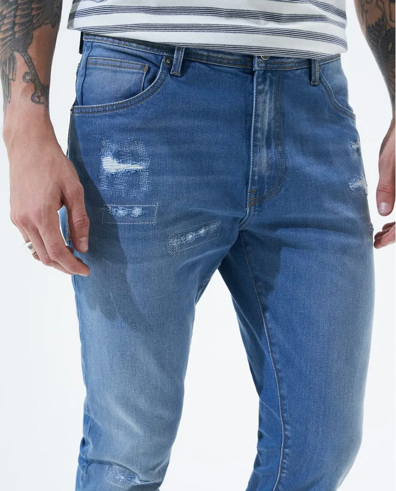 Jean Tapered fit con mini rotos para hombre