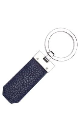 Llavero con logo de piel granulada azul marino y latón