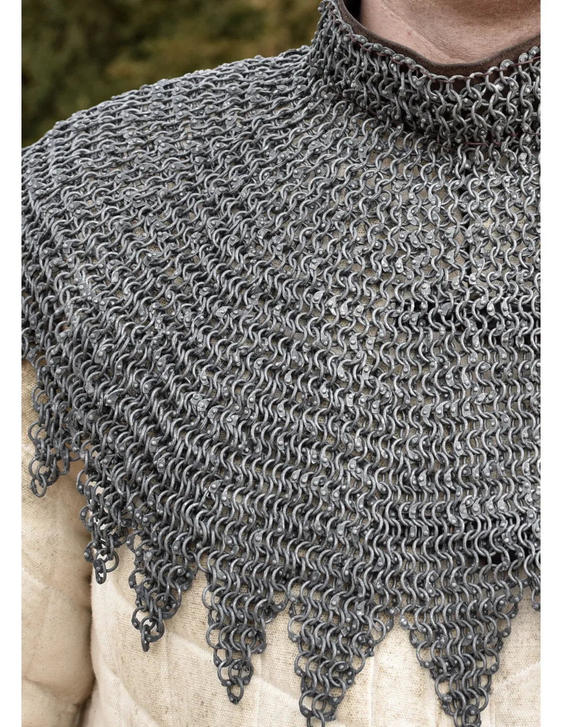 Manto de obispo en aluminio con correas de cuero y hebillas