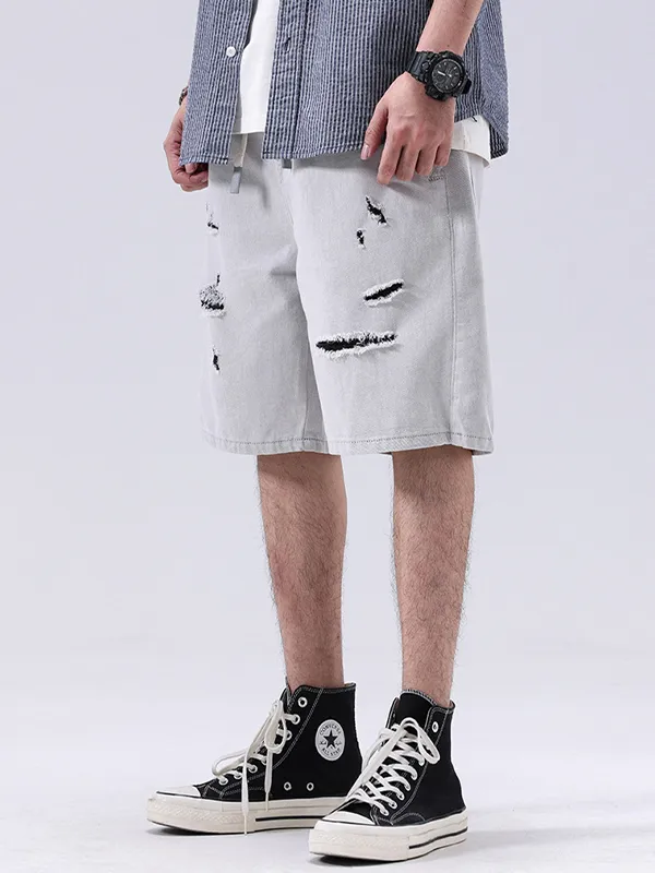 Pantalones cortos rectos sueltos rasgados de color en contraste para hombre