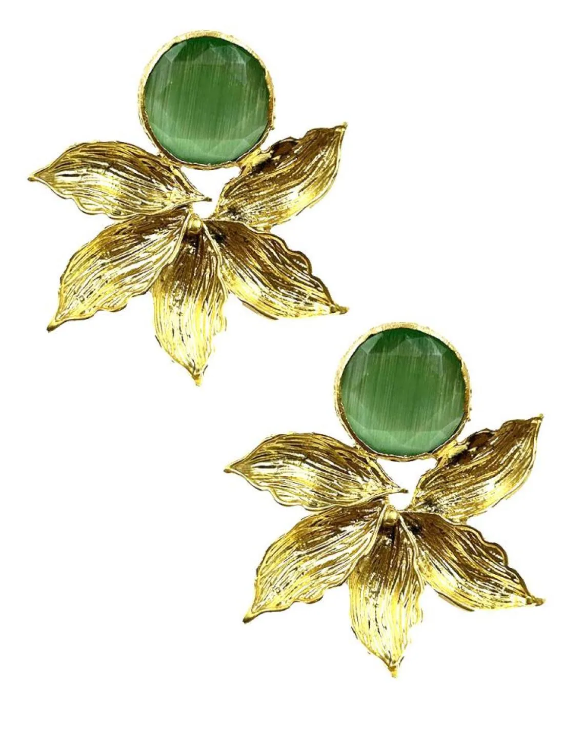 PENDIENTES DORADOS CORTOS CON PIEDRAS VERDES PARA BODAS
