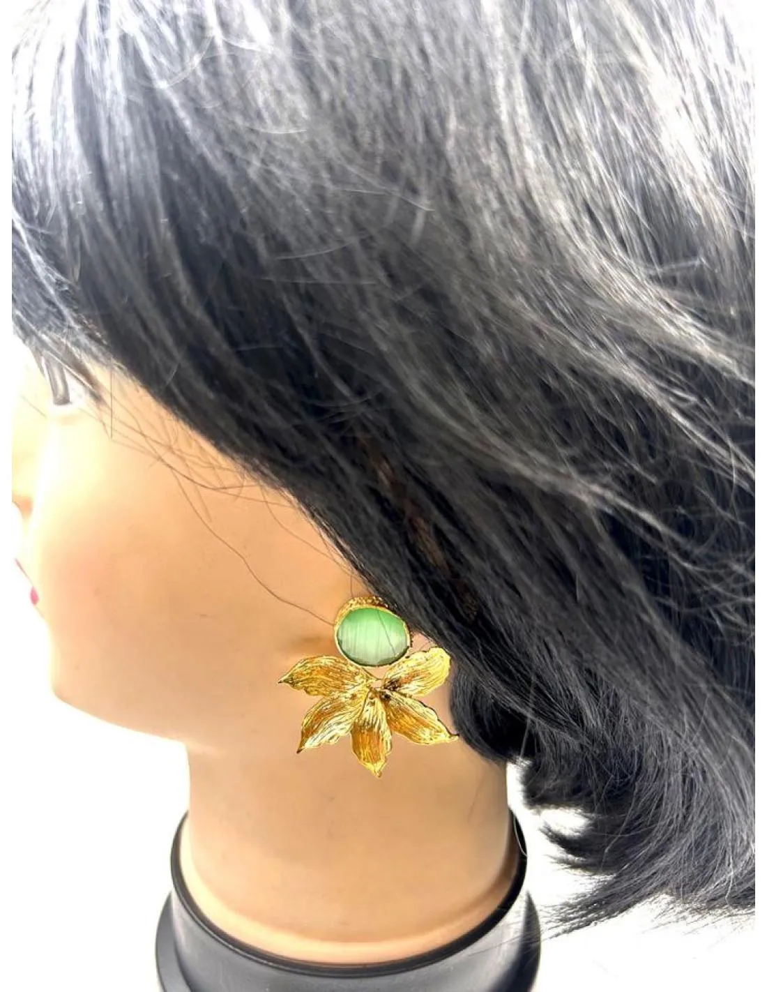 PENDIENTES DORADOS CORTOS CON PIEDRAS VERDES PARA BODAS