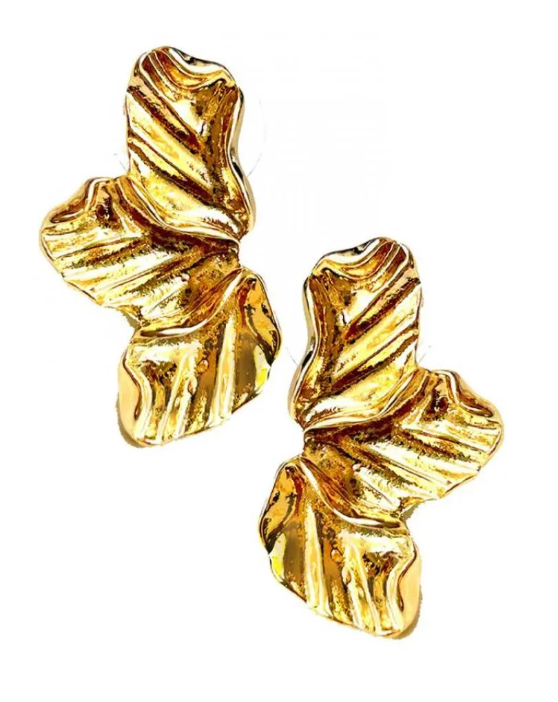 PENDIENTES DORADOS EN DISEÑO DE HOJAS COMO ABANICOS
