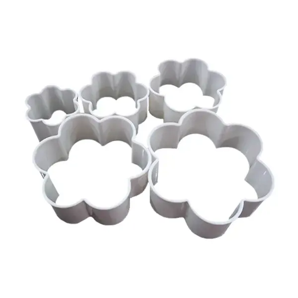 Set de 5 cortadores de plástico diseño flor 10 x 4  cm