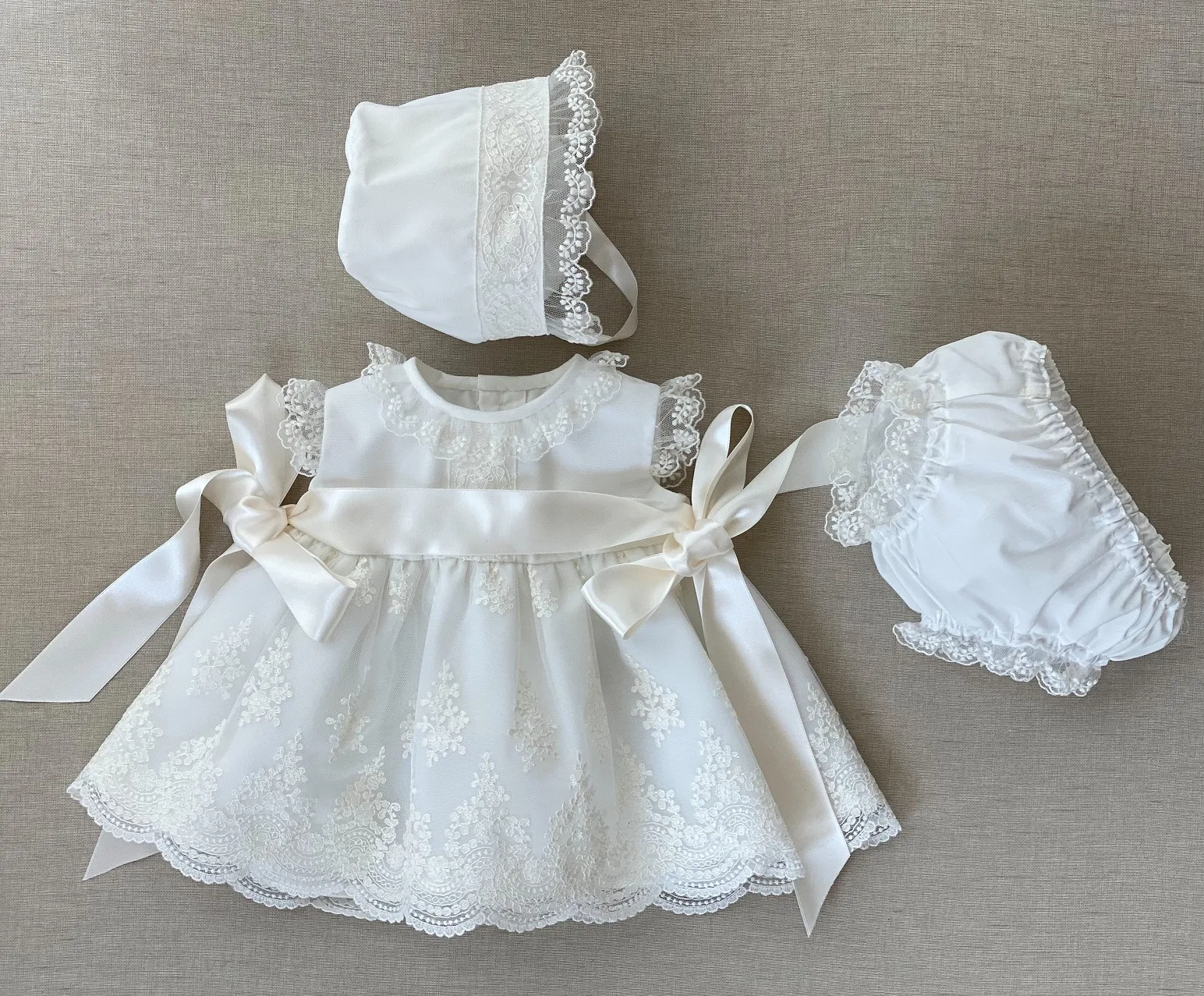 SET FOR THREEPIECE GIRL. EMBROIDERED ORGANZA.