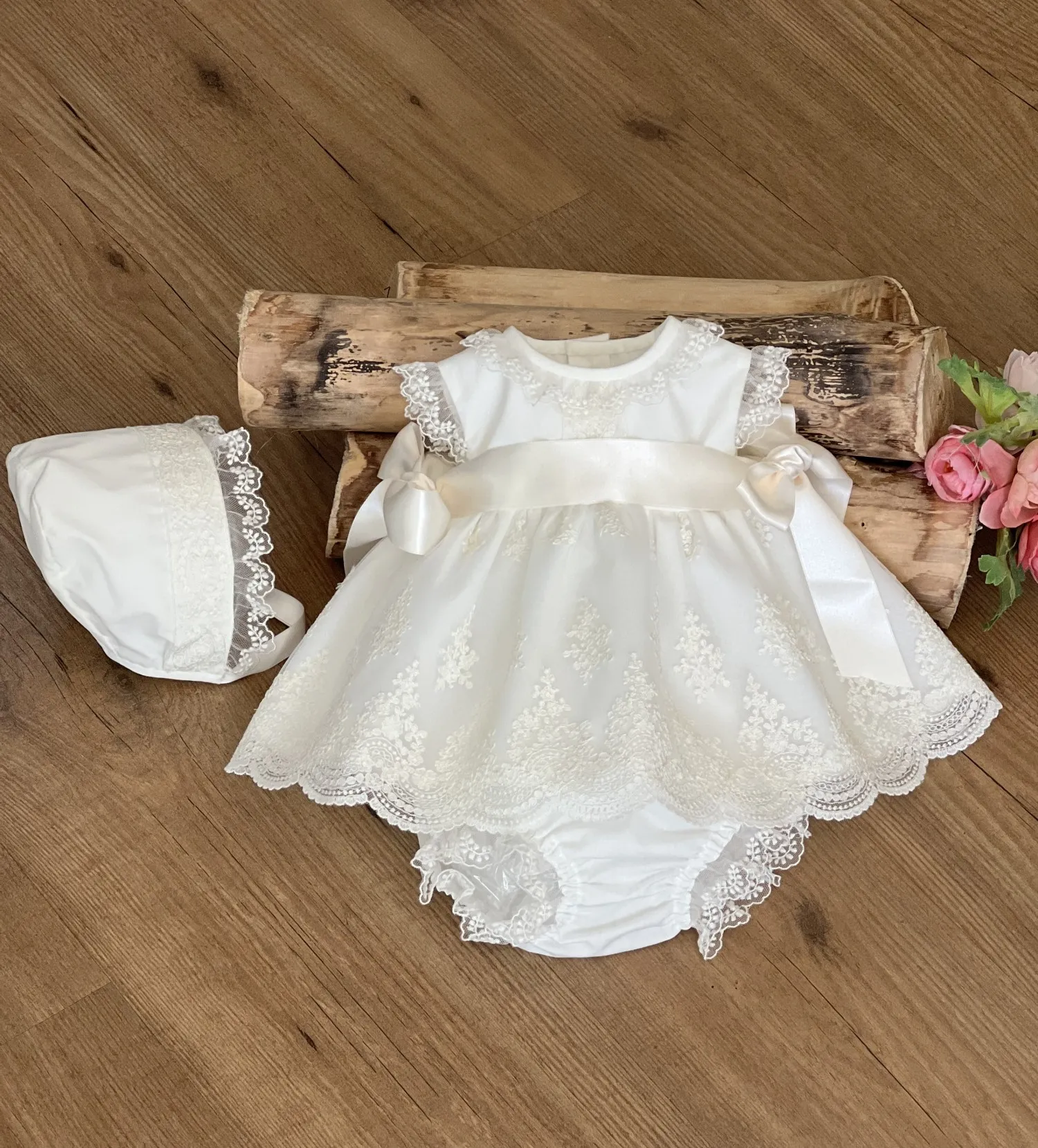 SET FOR THREEPIECE GIRL. EMBROIDERED ORGANZA.