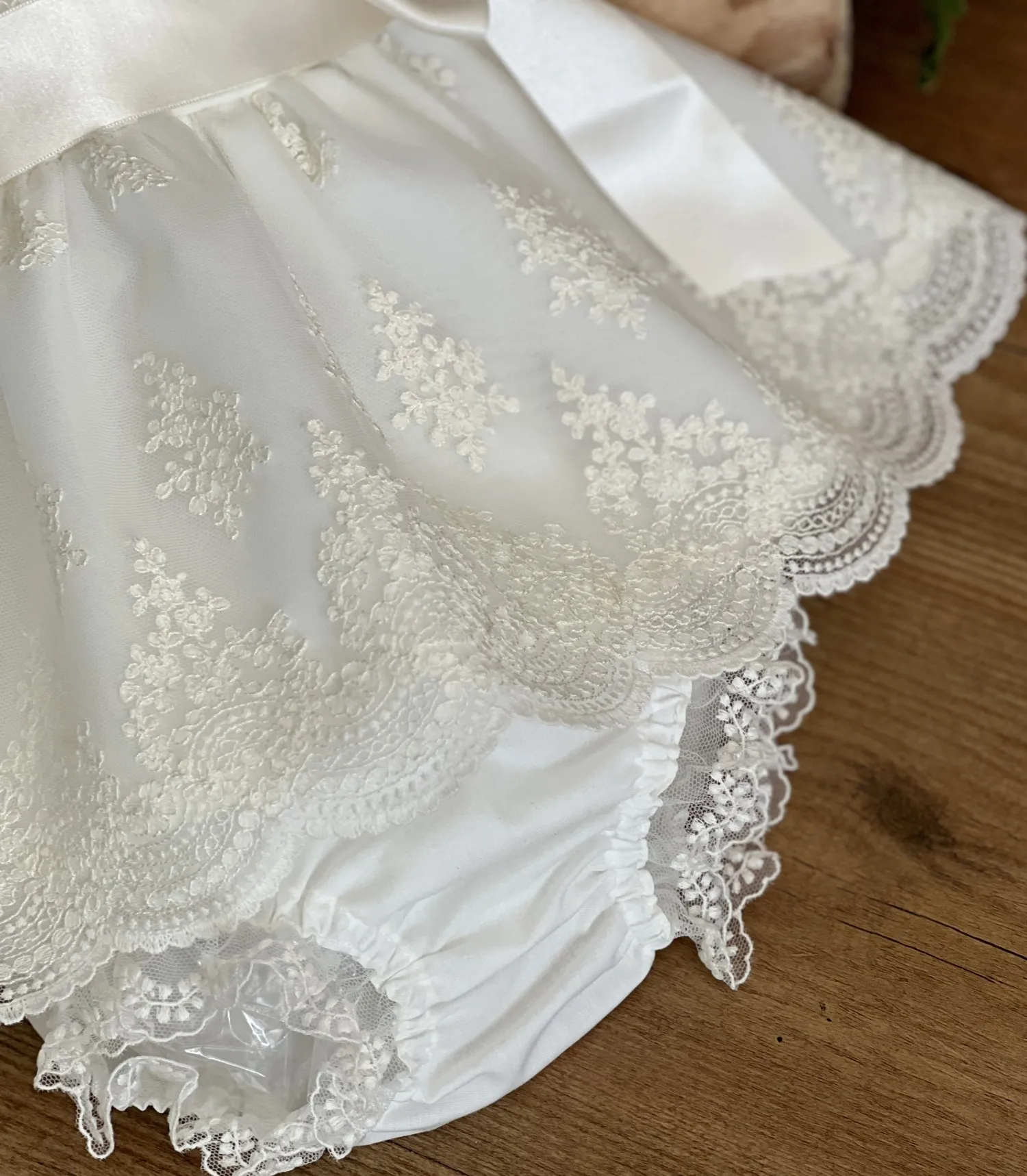 SET FOR THREEPIECE GIRL. EMBROIDERED ORGANZA.