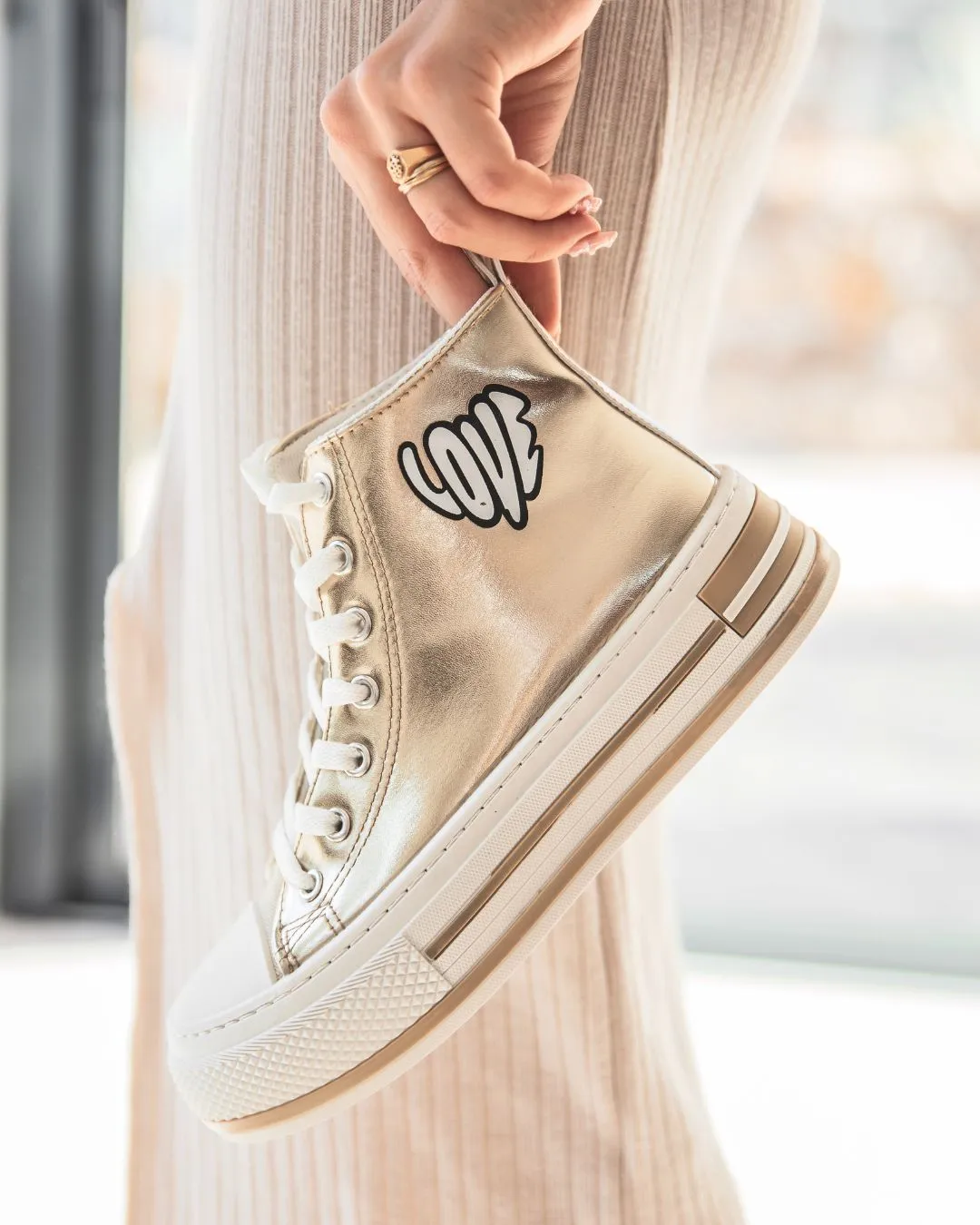 ZAPATILLAS ALTAS DE MUJER EN TELA DORADA  LINDA