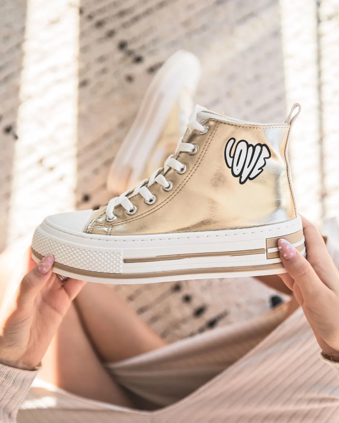 ZAPATILLAS ALTAS DE MUJER EN TELA DORADA  LINDA